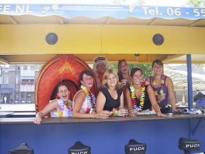 Vrouwen op een bierfiets